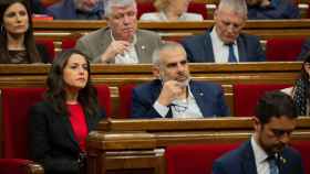 La exlíder de Ciudadanos en Cataluña, Inés Arrimadas y el diputado de Ciudadanos en el Parlament de Cataluña, Carlos Carrizosa, durante una sesión plenaria en el Parlamento de Cataluña.