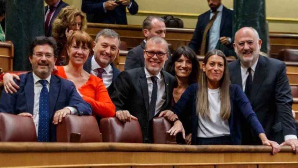 Josep Maria Cruset (en el centro de la imagen), junto al resto de diputados de Junts en el Congreso