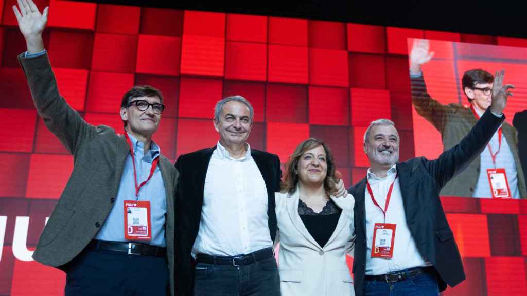 (I-D) El líder del PSC, Salvador Illa; el expresidente del Gobierno, José Luis Rodríguez Zapatero; la vicepresidenta primera del PSC y presidenta de la Alianza Progresista de S&D, Iratxe García y el alcalde de Barcelona, Jaume Collboni, durante la apertura del 15 Congreso del PSC