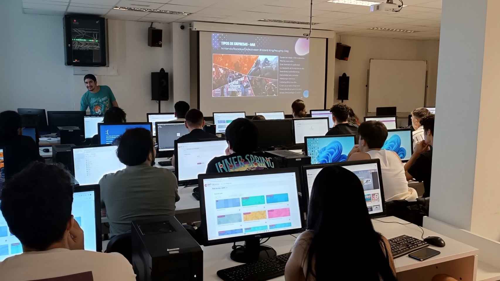Alumnos en un aula de la Escuela de Nuevas Tecnologías, adscrita a la UB