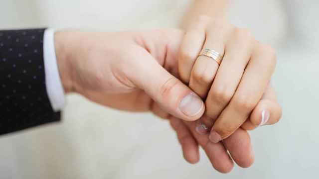 Las manos de una pareja en el día de su boda