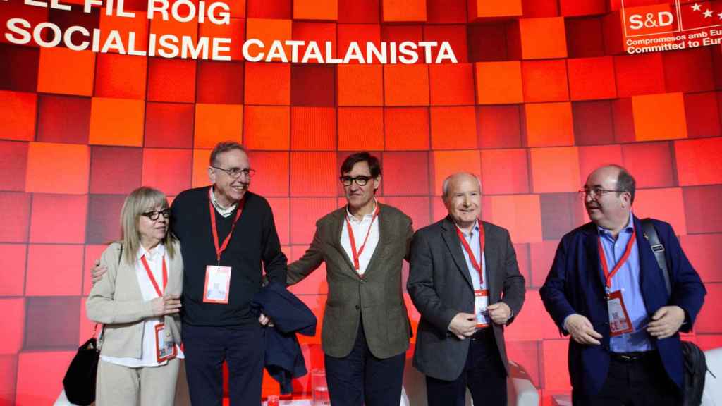 (I-D) La exvicepresidenta del PSC, Manuela de Madre, el ex primer secretario del PSC, Raimon Obiols, el primer secretario del PSC, Salvador Illa, el expresidente de la Generalitat de Catalunya, José Montilla, y el exministro de Cultura y Deporte, Miquel Iceta, durante la segunda jornada del XV Congreso del PSC