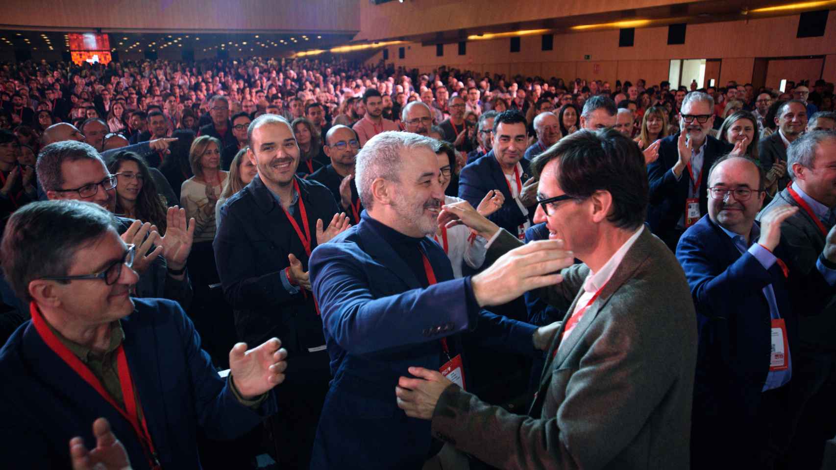 El alcalde de Barcelona, Jaume Collboni (i), y el primer secretario del PSC, Salvador Illa (d), se abrazan durante la segunda jornada del XV Congreso del PSC