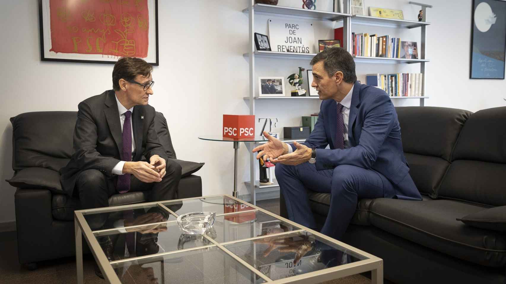 El presidente del Gobierno, Pedro Sánchez, y el primer secretario del PSC, Salvador Illa, reunidos en Barcelona