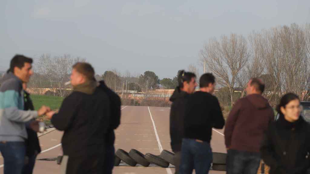 Decenas de personas durante las protestas que han provocado el corte de los accesos a la cárcel de Lledoners, a 15 de marzo de 2024,