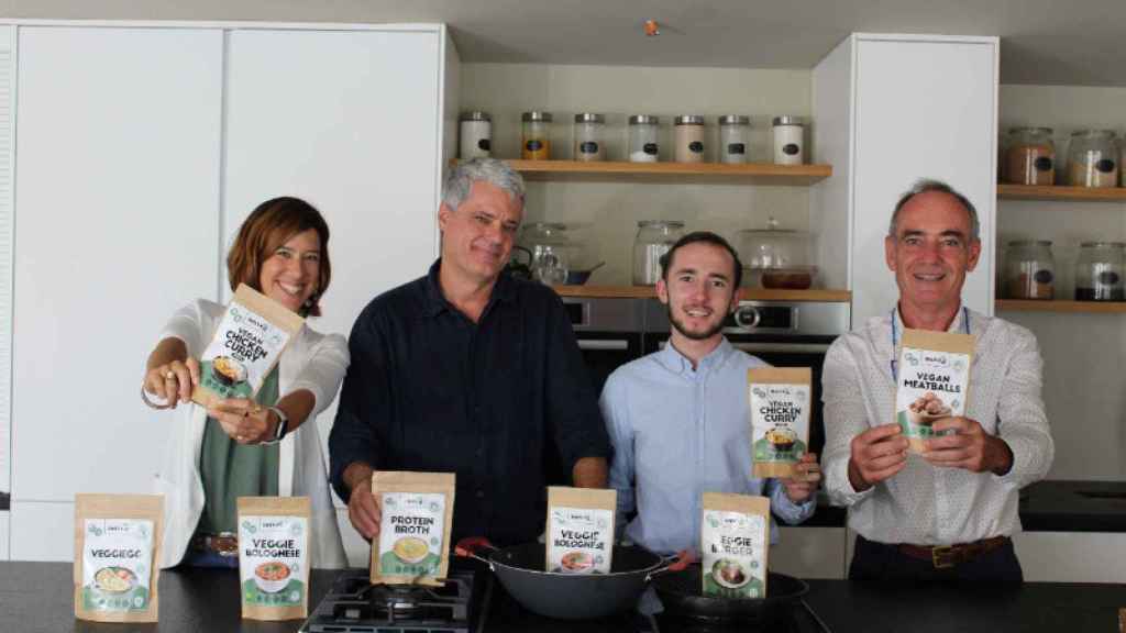 El equipo de Nuveg con su producto