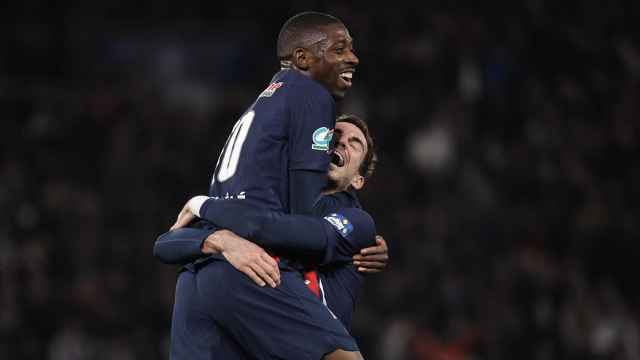 Ousmane Dembelé se abraza con Fabián Ruiz tras un gol del PSG en la Copa de Francia