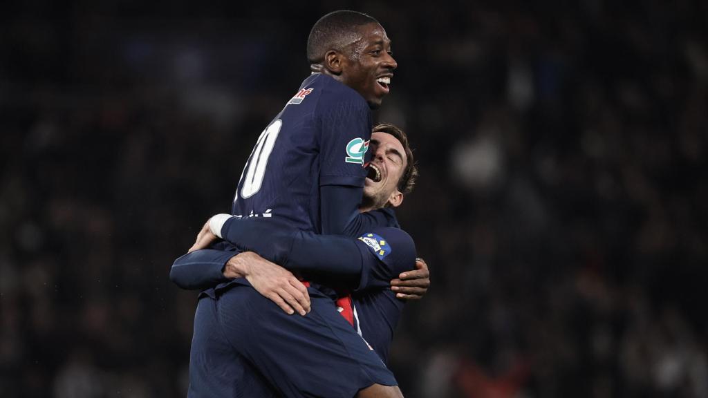 Ousmane Dembelé se abraza con Fabián Ruiz tras un gol del PSG en la Copa de Francia