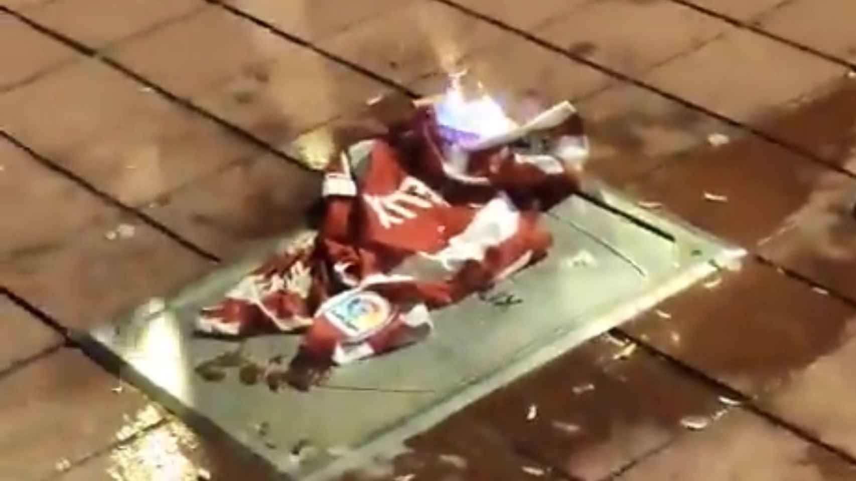 Aficionados del Atlético de Madrid prenden fuego a una camiseta de Joao Félix sobre su placa