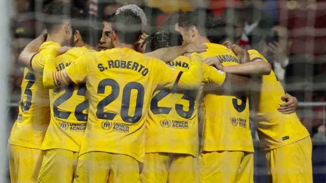 Los jugadores del Barça celebran el primer gol, de Joao Félix