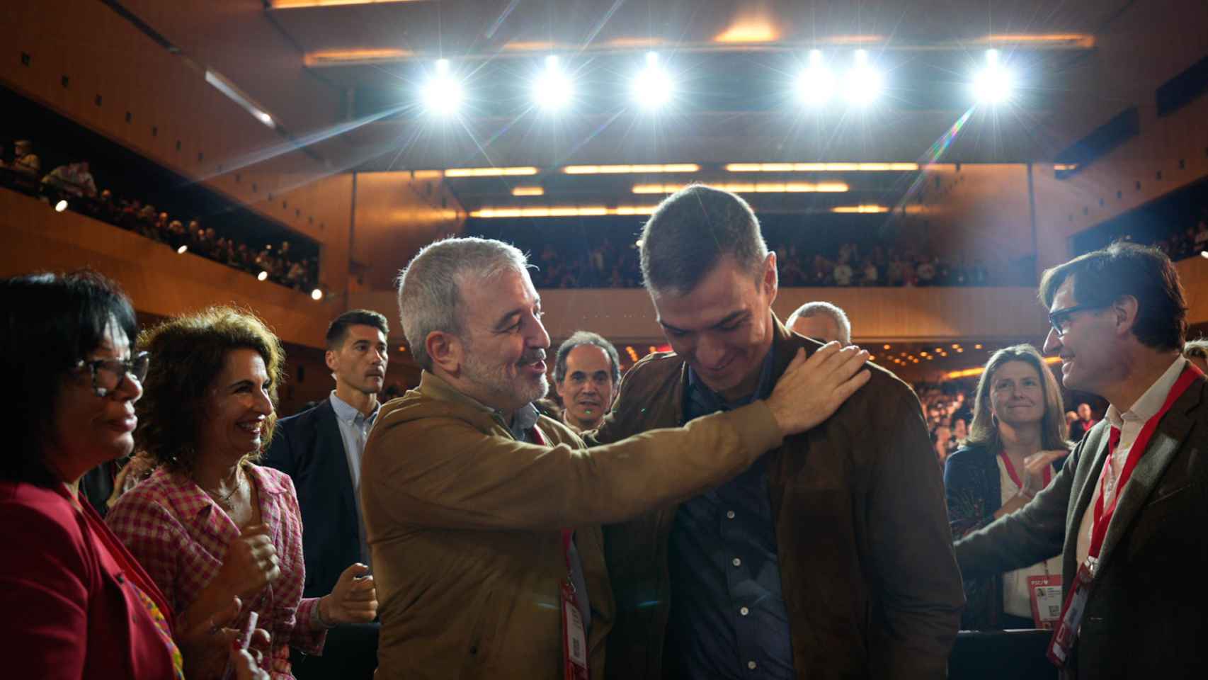 Jaume Collboni y Pedro Sánchez se saludan en el XV Congreso del PSC, celebrado en Barcelona