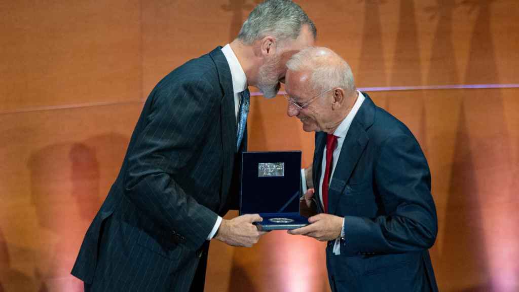 El Rey entrega el premio a Isak Andic