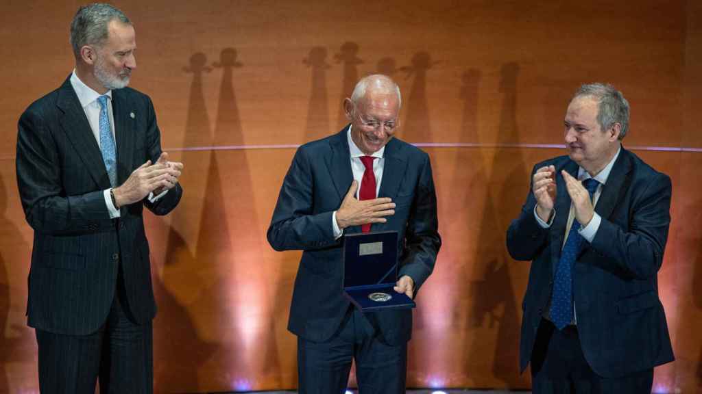 Isak Andic recibe de Felipe VI el Premio Reino de España a la Trayectoria Empresarial