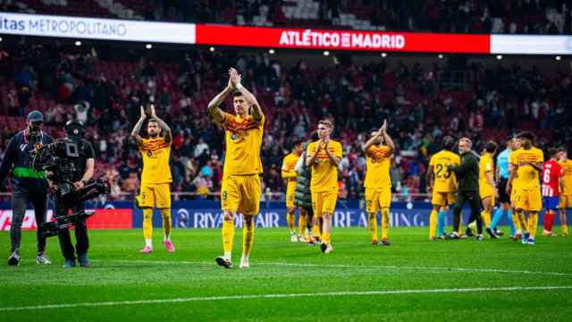 Los jugadores del Barça aplauden a los culés en la grada tras vencer al Atlético