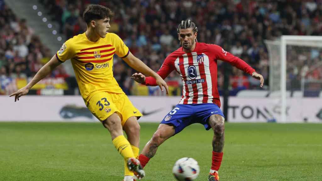 Pau Cubarsí en el partido contra el Atlético de Madrid