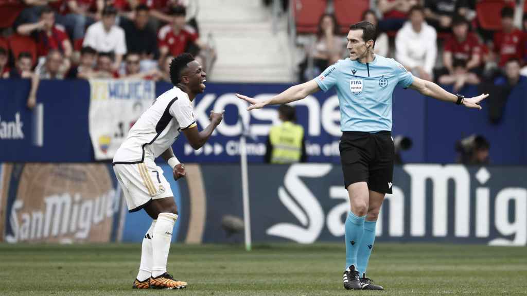 Vinicius Jr recibe tarjeta amarilla de Martínez Munuera en el Osasuna-Real Madrid