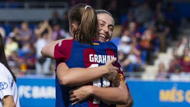 Alexia Putellas y Graham Hansen se abrazan tras un gol del Barça Femenino contra el Tenerife