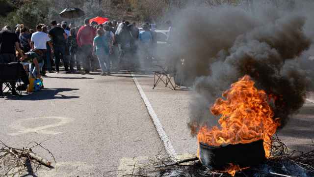 Ruedas quemadas en el acceso a la cárcel de Puig de les Basses este lunes