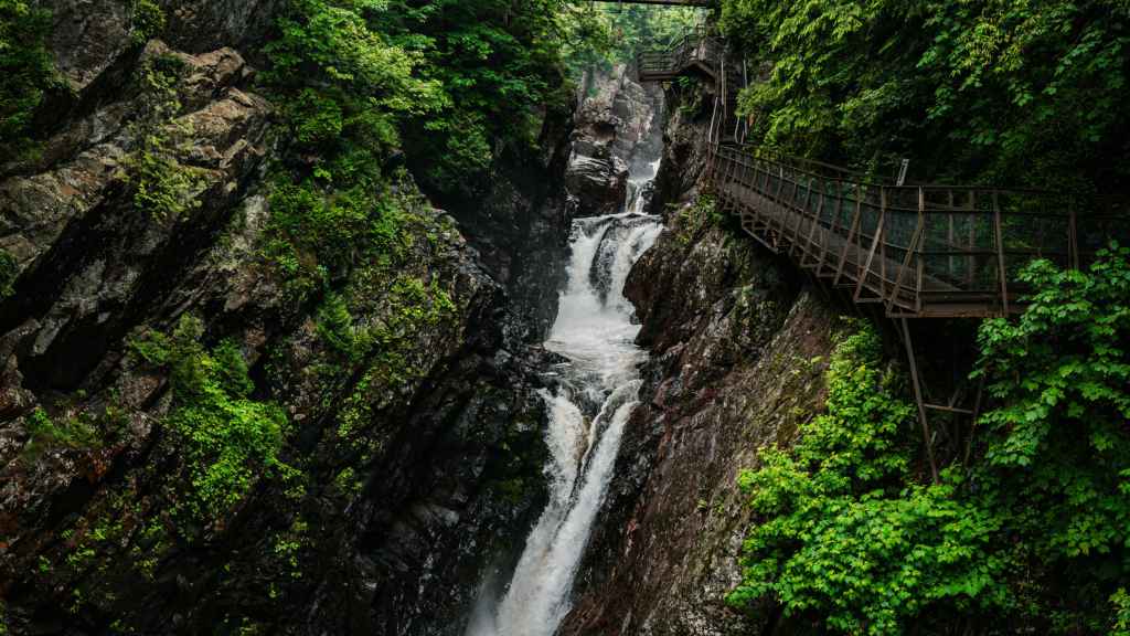 Sendero con cascada