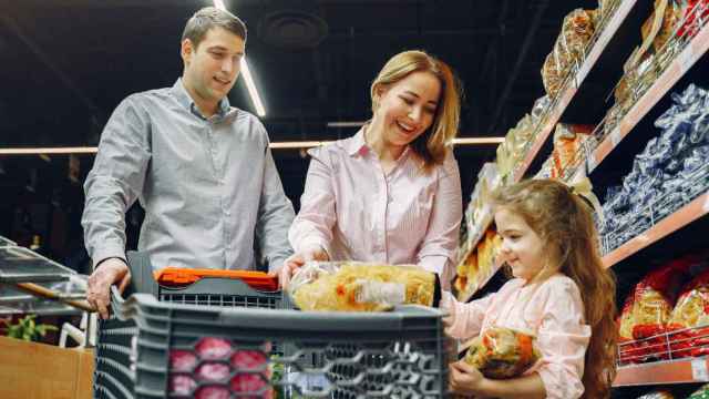 Imagen de archivo de una familia haciendo la compra en un supermercado