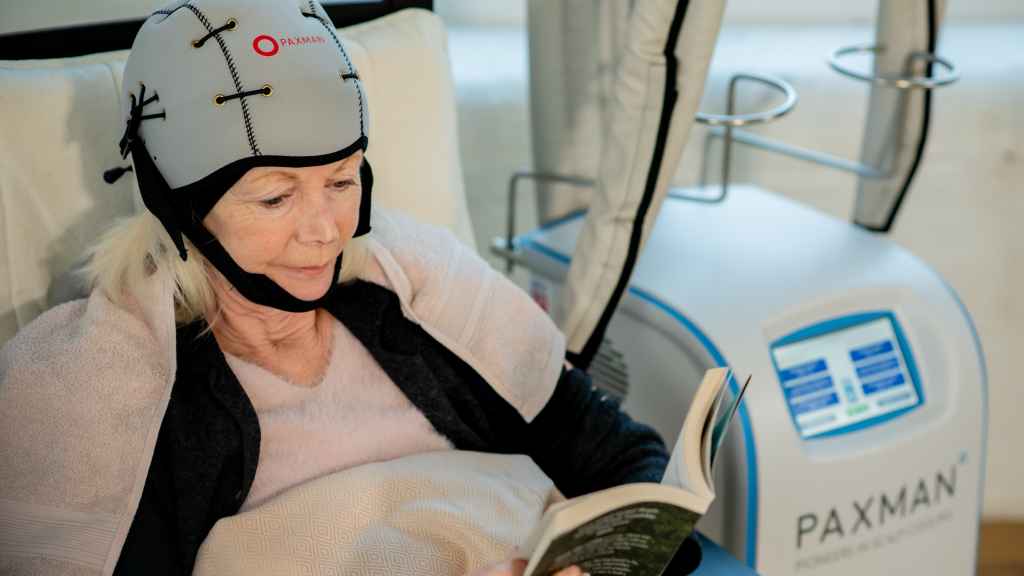 Una paciente lleva el gorro de enfriamiento capilar mientras recibe tratamiento contra el cáncer