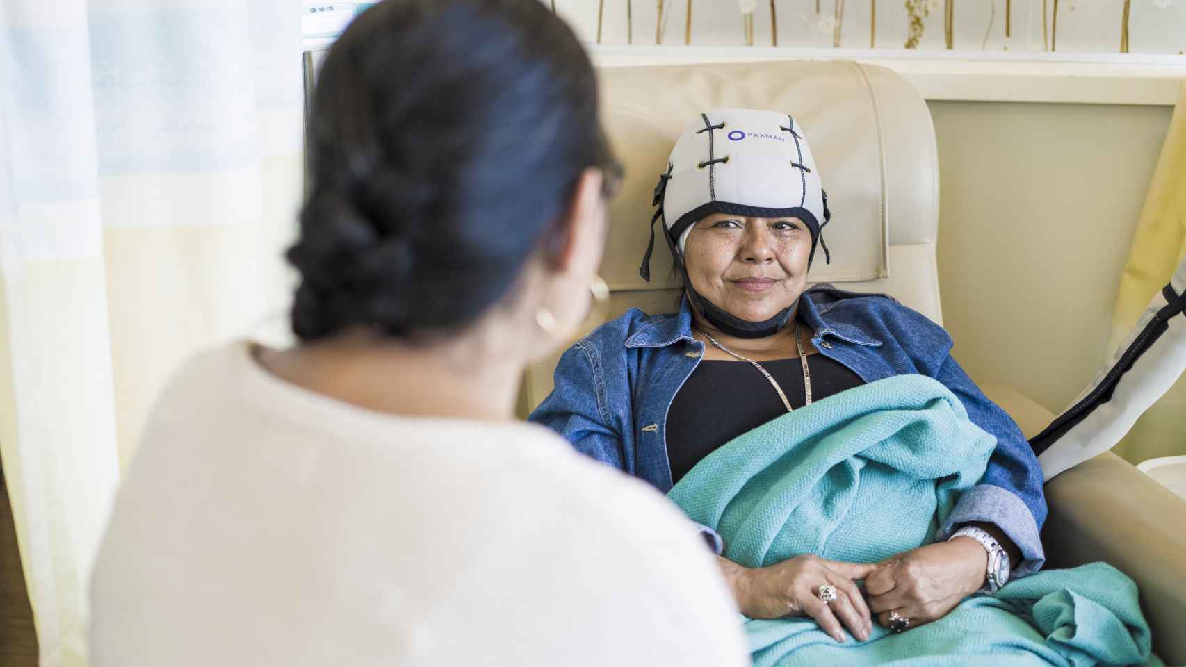 Una paciente recibe quimioterapia mientras es tratada contra la alopecia