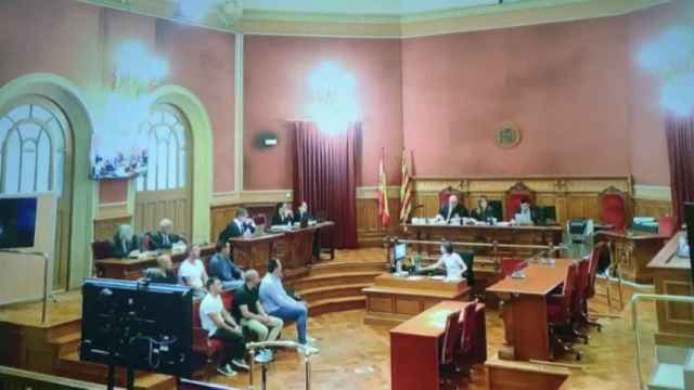 Los seis agentes durante el juicio en la Audiencia de Barcelona