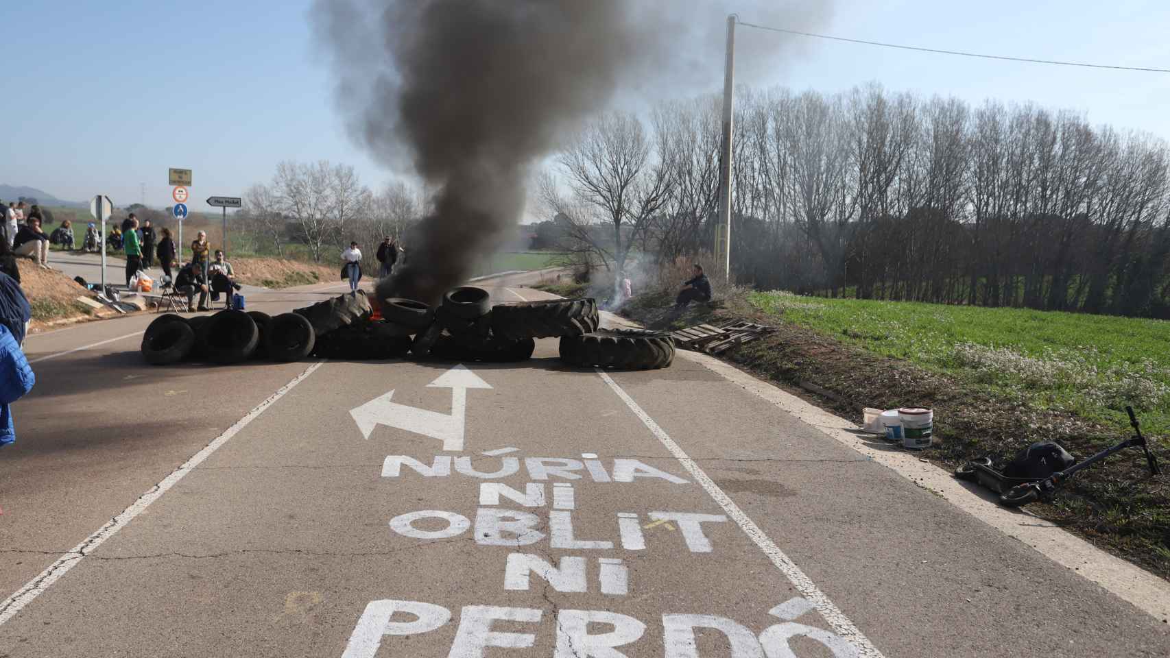 Ruedas quemadas en el acceso a la cárcel de Lledoners, a 18 de marzo de 2024