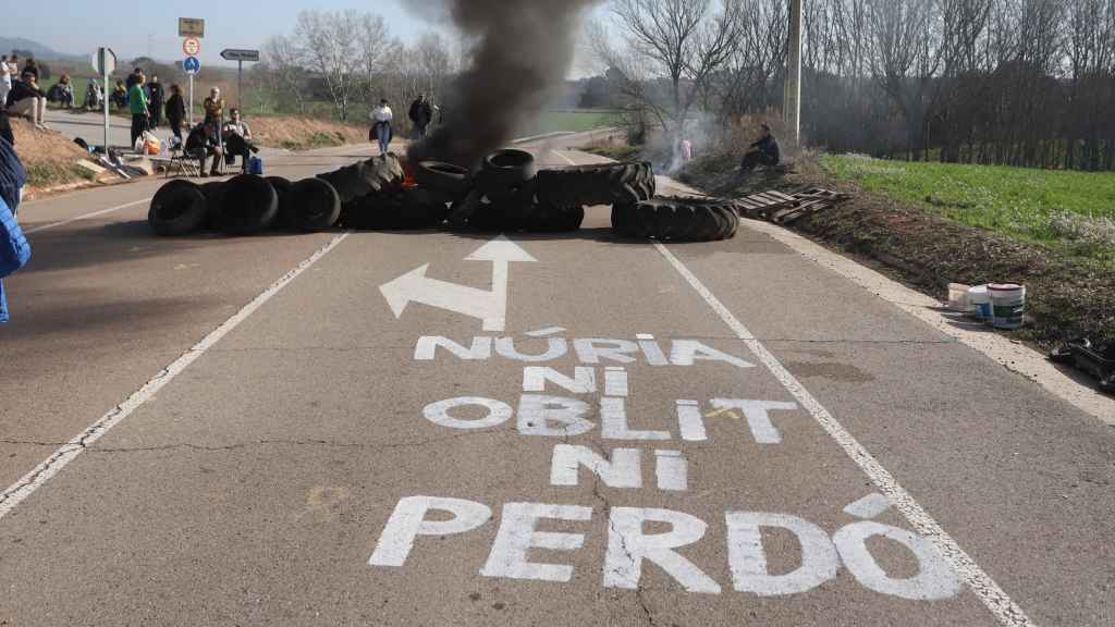 Ruedas quemadas en el acceso a la cárcel de Lledoners, a 18 de marzo de 2024