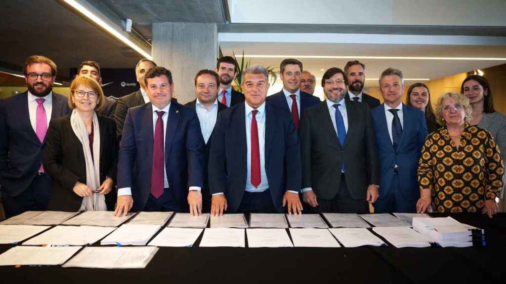 Equipo de Joan Laporta durante la firma de financiación del Espai Barça