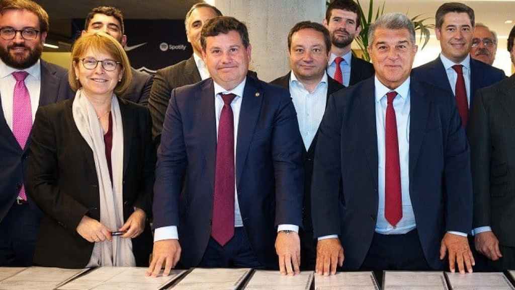 Equipo de Joan Laporta durante la firma de financiación del Espai Barça