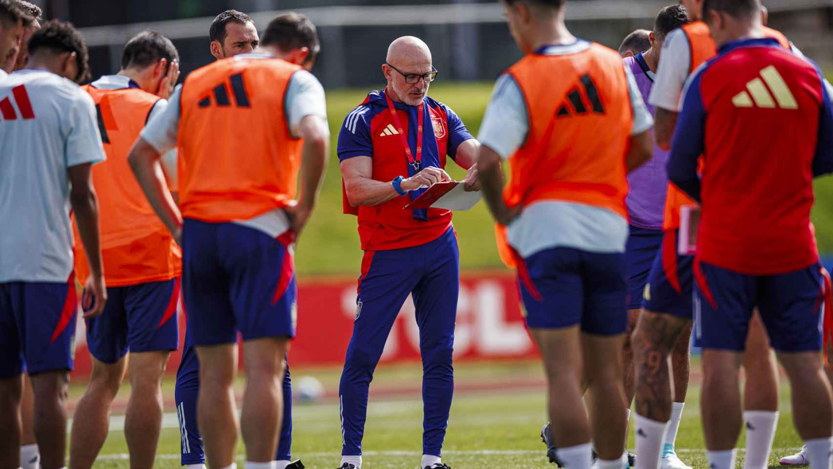 Los jugadores de la selección española escuchan a Luis de la Fuente en un entrenamiento