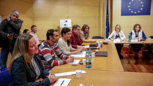 Familias peticionarias durante una reunión de la delegación de eurodiputados de la Comisión de Peticiones en Barcelona