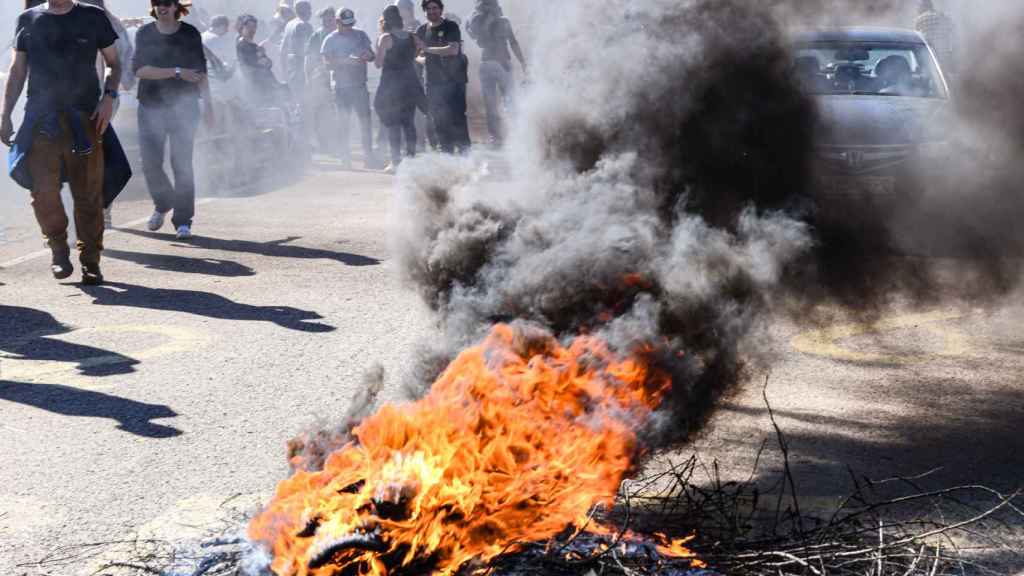 Ruedas quemadas en el acceso a la cárcel de Puig de les Basses, a 18 de marzo de 2024, en Figueres