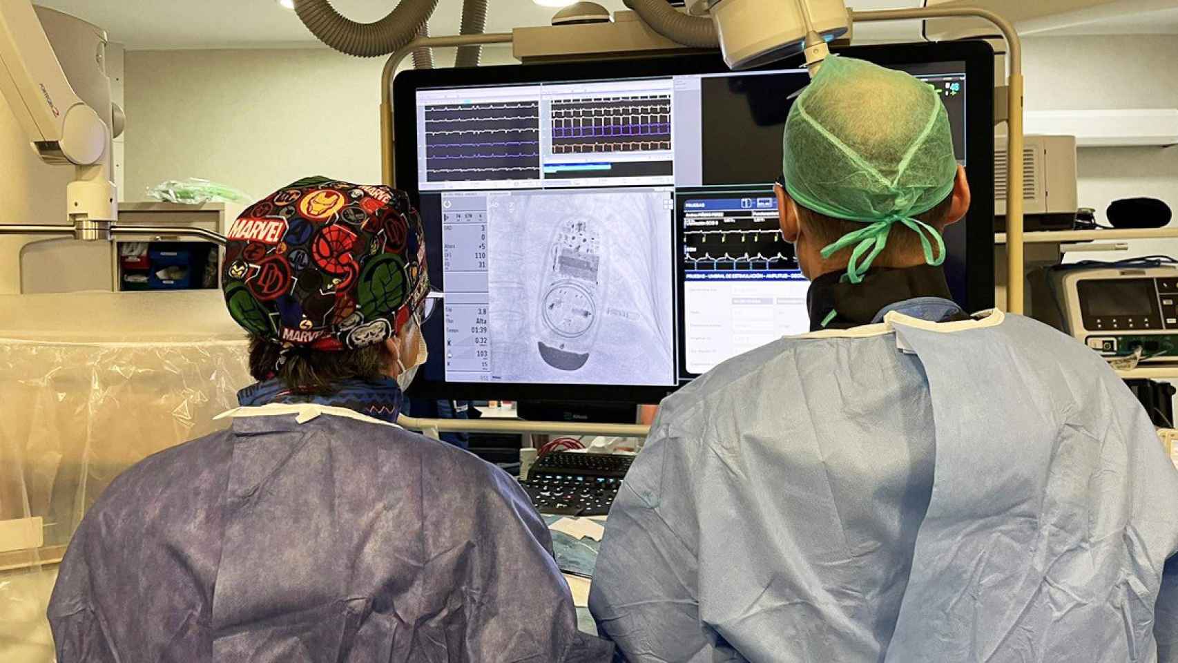 Dos sanitarios ante un monitor en el Hospital de Sant Pau de Barcelona