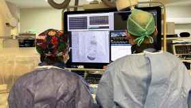 Dos sanitarios ante un monitor en el Hospital de Sant Pau de Barcelona