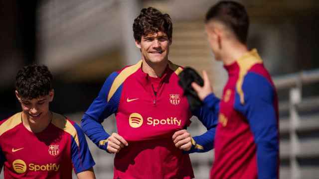 Marcos Alonso, junto a Héctor Fort, en un entrenamiento del Barça