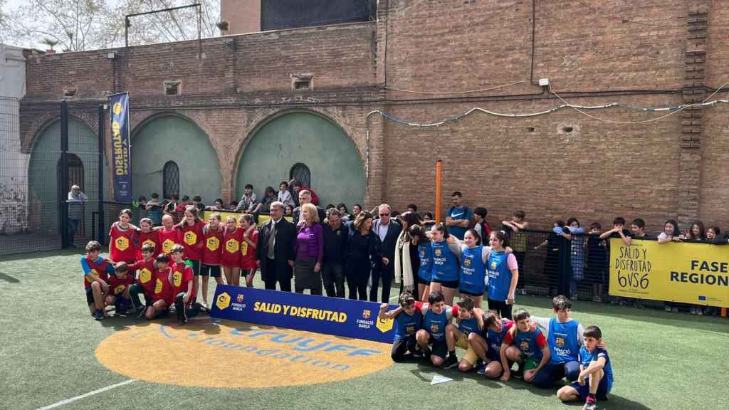 Joan Laporta en una pista de la Fundación Cruyff, junto a la esposa de Johan