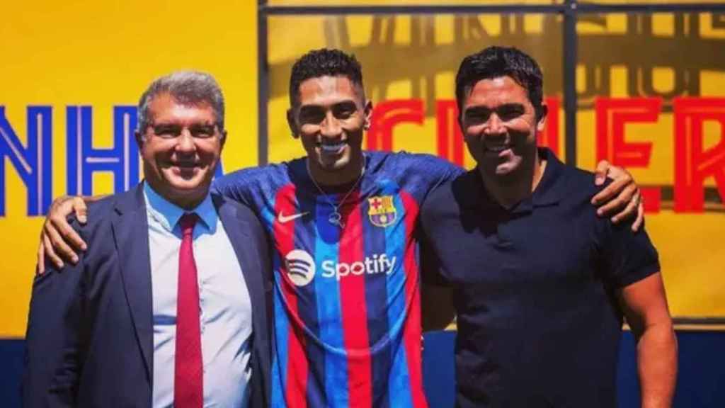 Laporta, Raphinha y Deco posan juntos en la presentación del crack brasileño