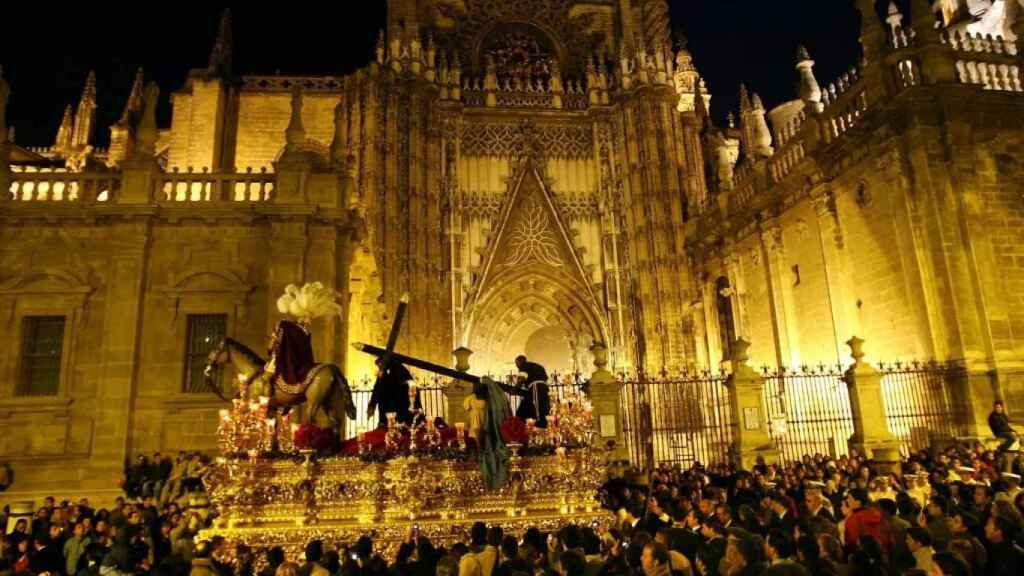 El cristo de Las Tres Caídas, de la Hermandad de la Esperanza de Triana, ante la catedral de Sevilla en una imagen de archivo. Efetur/Eduardo Abad