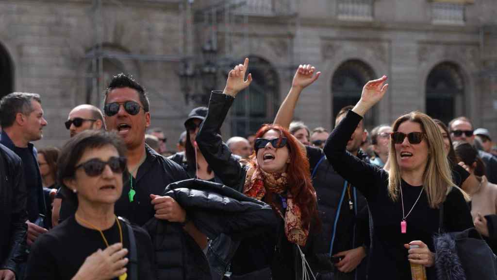 Los funcionarios de prisiones se manifiestan en la plaza Sant Jaume