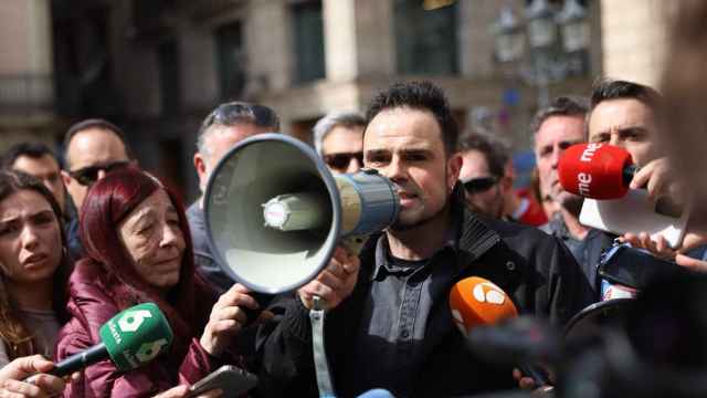 Pablo Martínez, sobrino de Núria L., la cocinera de la cárcel de Mas d'Enric asesinada por un preso, durante las protestas en plaza Sant Jaume