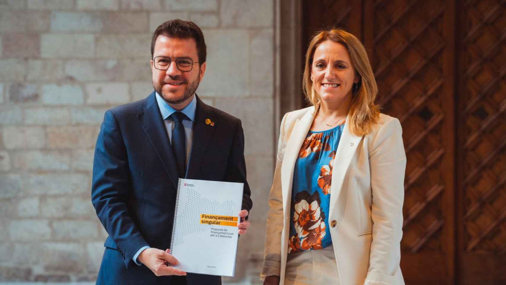 El 'president', Pere Aragonès, y la 'consellera' de Economia, Natàlia Mas, presentan la propuesta de 'financiamiento singular' para Cataluña