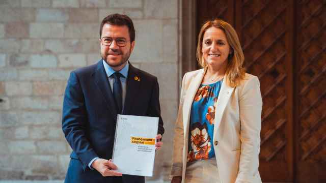 El 'president', Pere Aragonès, y la 'consellera' de Economia, Natàlia Mas, presentan la propuesta de 'financiamiento singular' para Cataluña