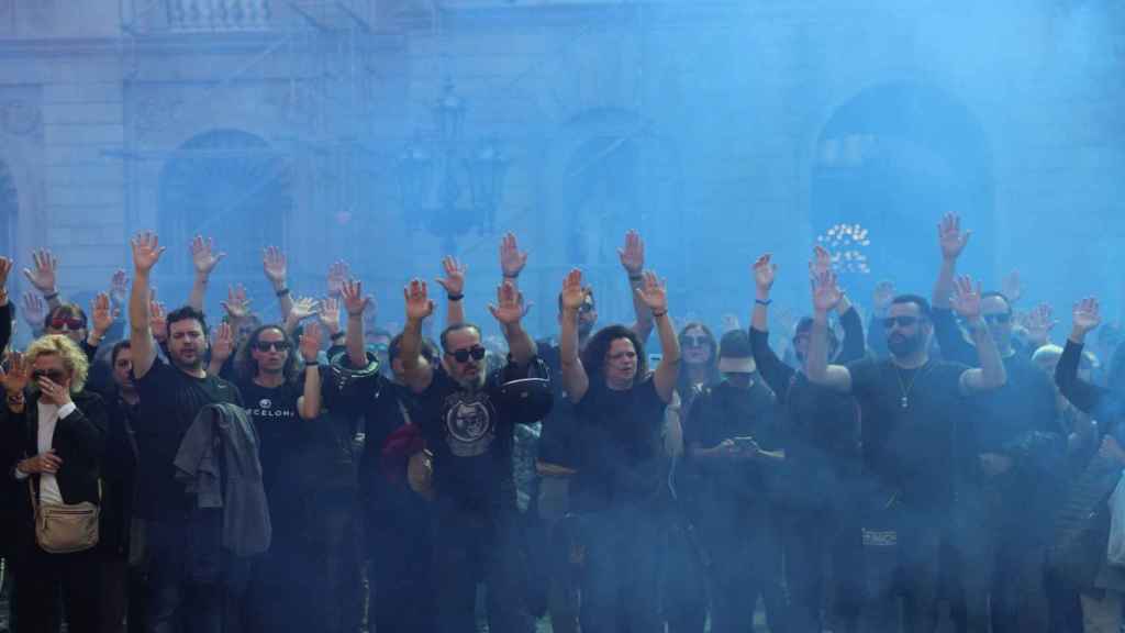 Los funcionarios de prisiones protestando frente a la Generalitat