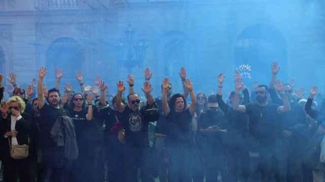Los funcionarios de prisiones protestan frente a la Generalitat