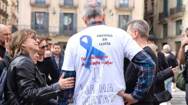 Los funcionarios de prisiones protestan frente a la Generalitat