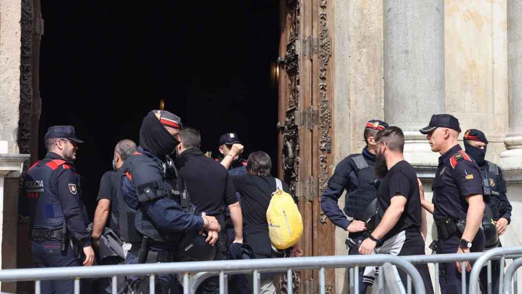 Los representantes sindicales entran en la Generalitat para reunirse con Laura Vilagrà