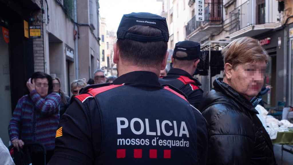 Mossos d'Esquadra patrullando por el mercado ambulante de Granollers (Barcelona)