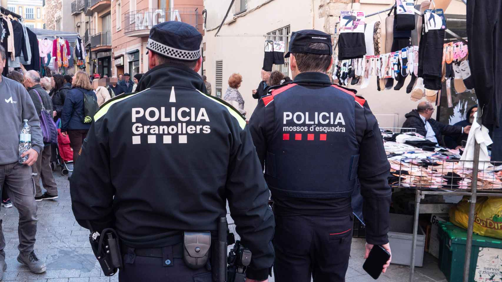 Binomio de agentes de los Mossos y la Policía Local por el mercado de Granollers